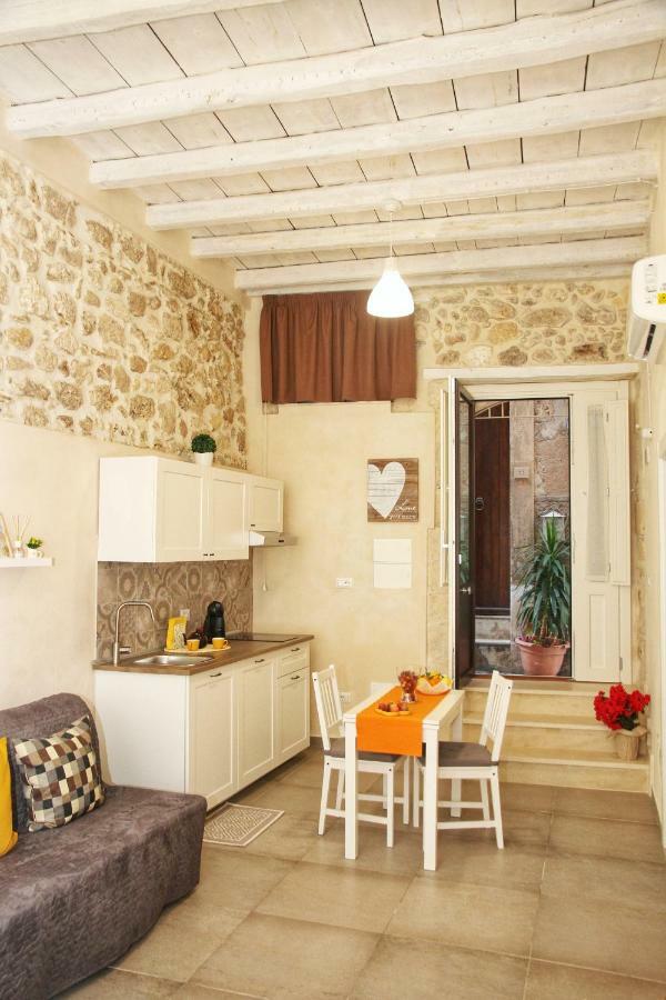 Essentia Rooms- Ortigia Holidays Syracuse Екстер'єр фото