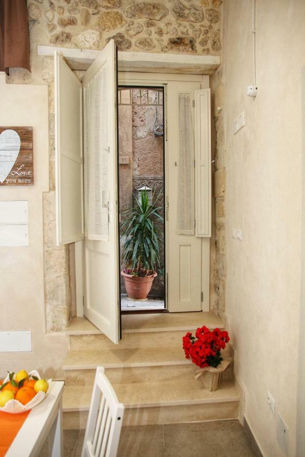 Essentia Rooms- Ortigia Holidays Syracuse Екстер'єр фото